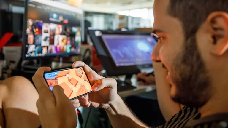 Ahora te pagan por caminar, leer o hasta jugar: vuelve un modelo cripto para ganar en dólares