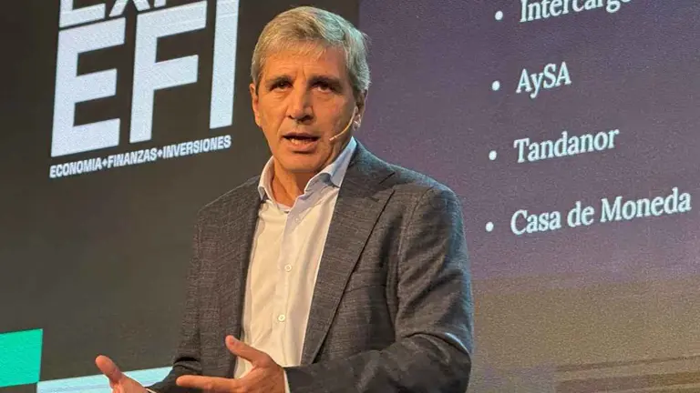 Caputo celebró que "los bancos vuelven a ser bancos" y lanzó una promesa sobre inflación y dólar