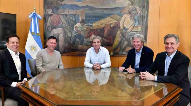 El gurú de Silicon Valley que le dice sí a Argentina: Peter Thiel se reunió con Luis Caputo