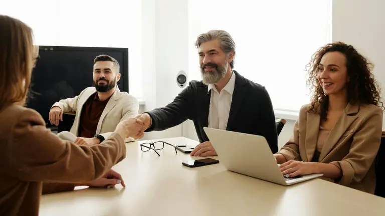 ¿Por qué la edad sigue siendo una barrera silenciosa para conseguir empleo?