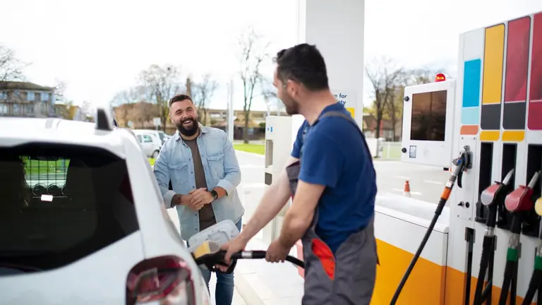 Bancos renuevan los descuentos en nafta durante julio: cómo ahorrar al cargar combustible