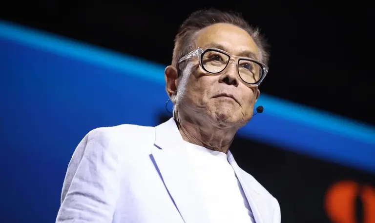Por qué Robert Kiyosaki insiste en salir del dólar y qué activos sugiere comprar para cubrirse de la crisis