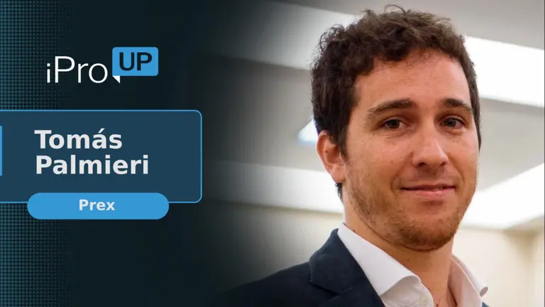 Imagen de Tomás Palmieri, VP of Credit Risk de Prex Argentina, con saco oscuro y camisa blanca, mirando a frente