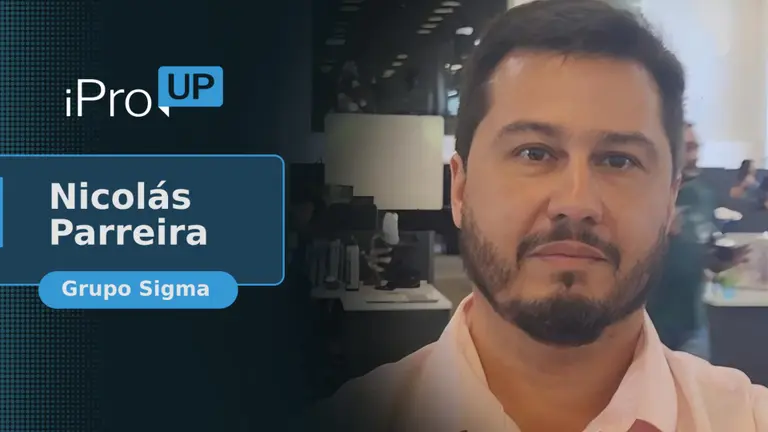 Foto intervenida de Nicolás Parreira, economista y director de Grupo Sigma, mirando al frente y con su oficina en el fondo