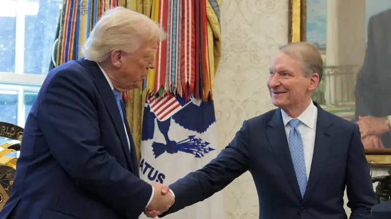 El presidente de EE.UU., Donald Trump; y el presidente de la SEC, Paul Atkins, se saludan con un apretón de manos en la Casa Blanca