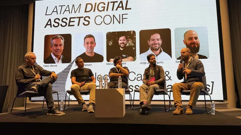 grupo de personas sentadas debaten sobre el crecimiento de las tarjetas de stablecoins en Argentina