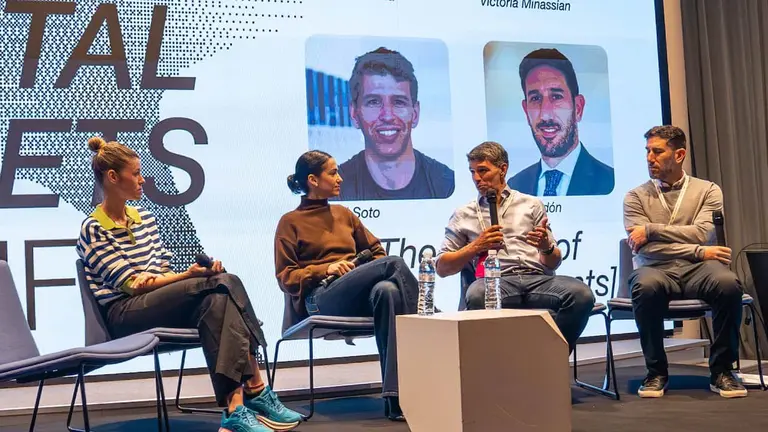 Hannah Sciuma, Victoria Minnasian, Rafael Soto y Pablo Cordón durante el Latam Digital Assets Conf
