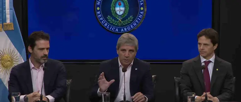 El ministro de Economía Luis Caputo habla en el anuncio sobre los nuevos hipotecarios