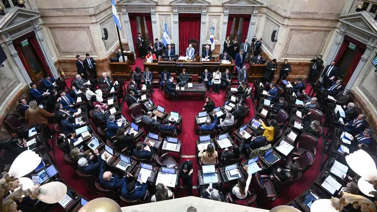 Foto cenital del Senado de la Nación Argentina, sesionando en agosto de 2026