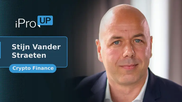 Placa con el nombre, cargo y foto de Stijn Vander Straeten, ceo de Crypto Finance