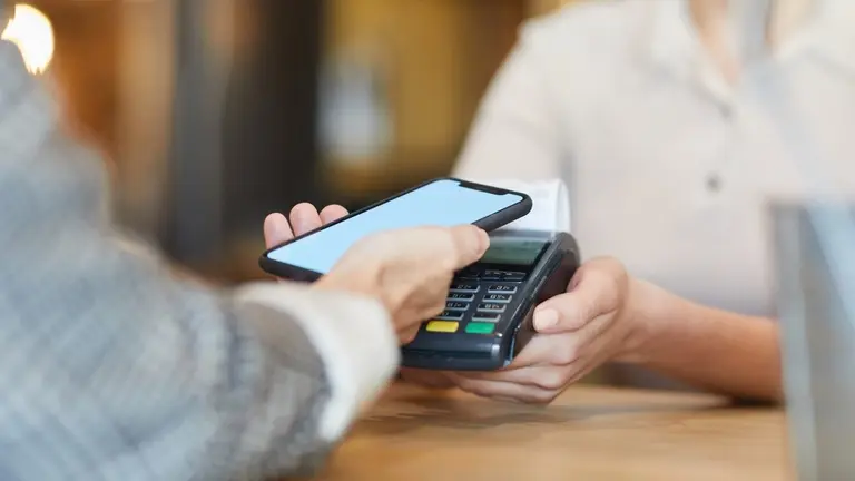 persona pagando con NFC
