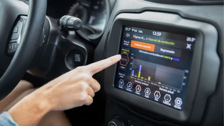 Por qué ahora también debés cuidarte de no ser estafado por la pantalla inteligente de tu auto
