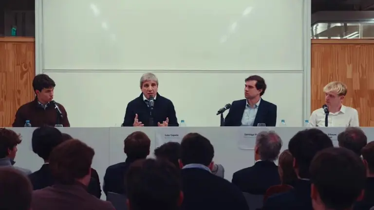 El ministro de Economía, Luis Caputo, charla con alumnos de la Universidad di Tella