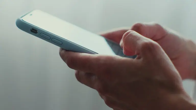 mano sosteniendo un celular