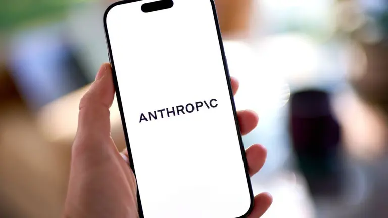 Mano sosteniendo un celular con la app de Anthropic 