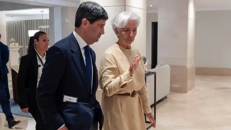 Kevin Warsh, titular de la Fed; y Christine Lagarde, presidente del Banco Central Europea