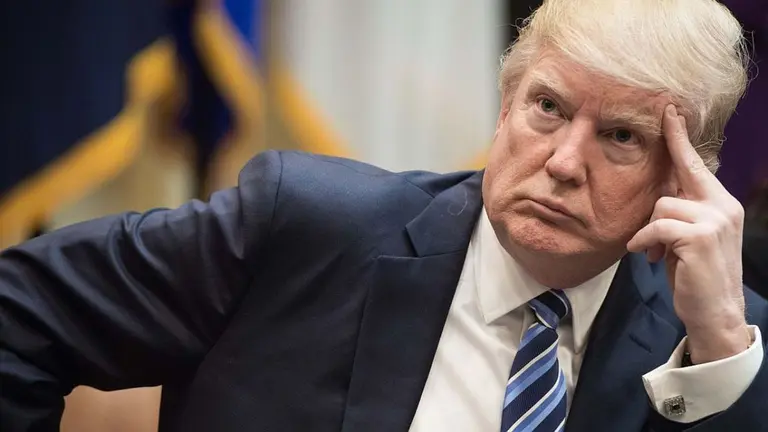 Donald Trump, presidente de EEUU, pensativo en el Despacho Oval