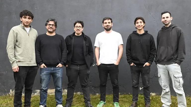 Equipo de nBlock mirando a cámara