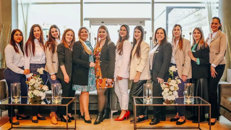 grupo de mujeres mira a cámara 