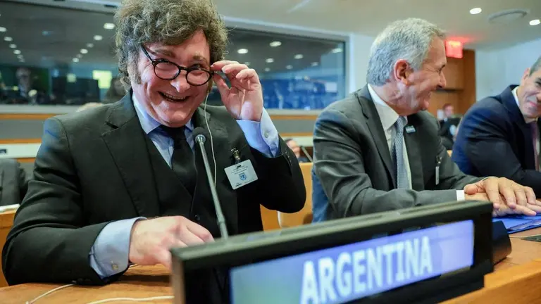 Milei justificó las tasas altas y rechazó bajarlas por decreto mientras la mora familiar avanza