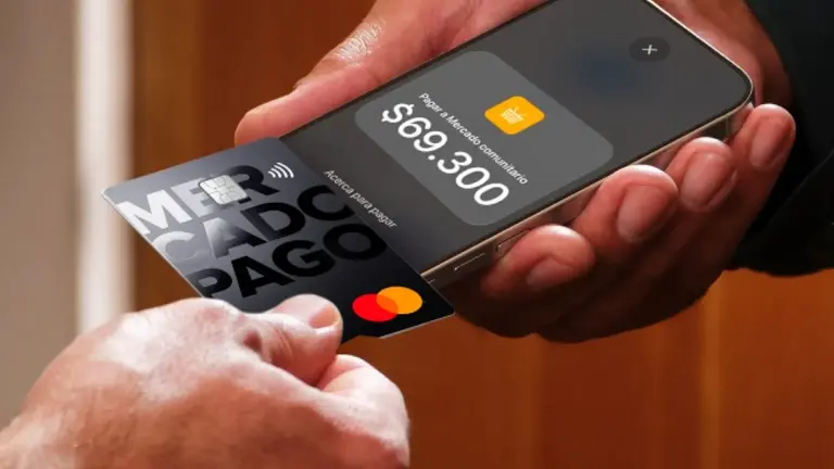 Persona cobrando en iPhone con Mercado Pago usando Tap to Pay