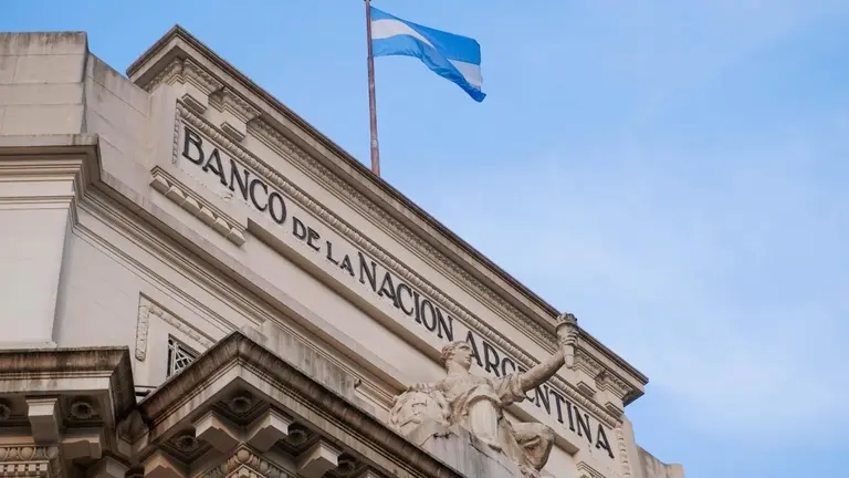 Adopción de IA, la nueva variable que S&P mira para calificar bancos y billeteras virtuales