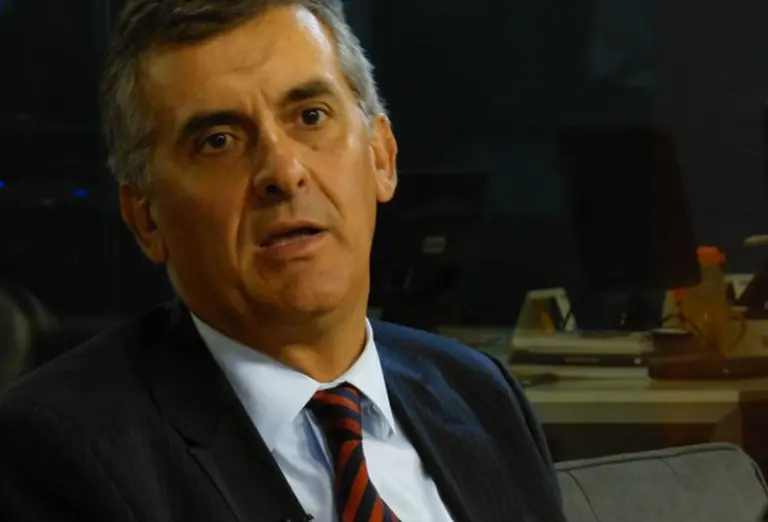 Argentinos compraron u$s47.000 millones y ahora un economista pide gravarlos para bajar otros impuestos
