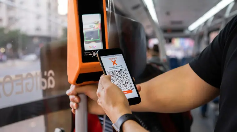 usuario paga el boleto de un transporte publico con código QR