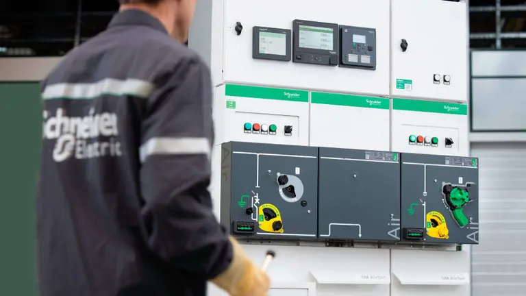 Operario de Schneider Electric revisando el equipamiento AirSet
