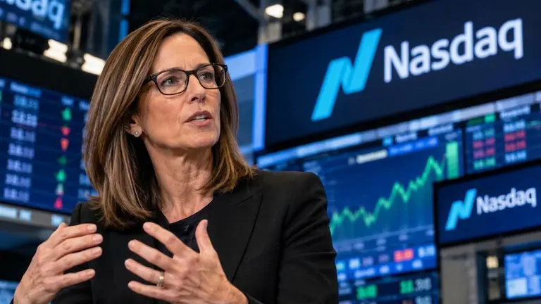 Adena Friedman, CEO de Nasdaq, habla frente a pantallas con cotizaciones bursátiles y el logo de la compañía