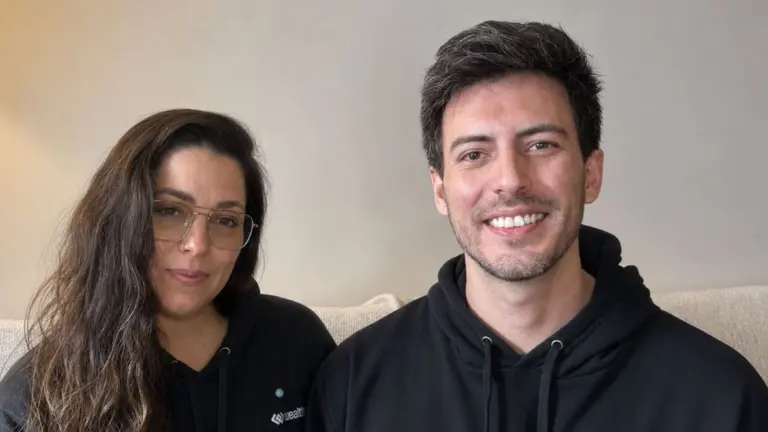 Cynthia Mulvihill y Nicolás Galarza mirando a cámara