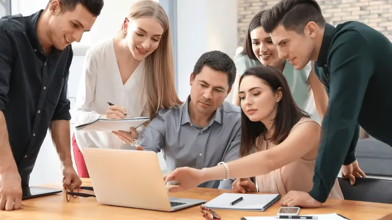 emprendedores mirando una computadora