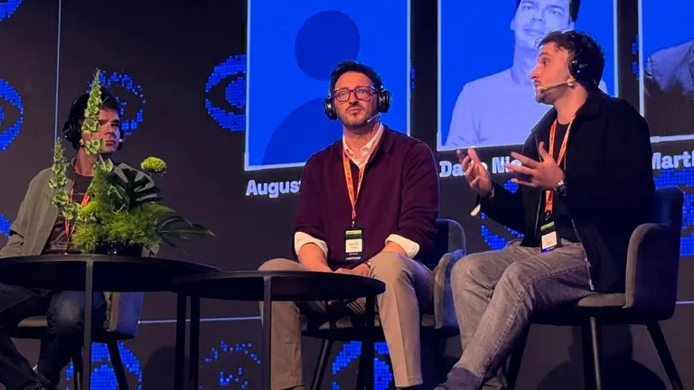 Darío Nieto, Martín Yeza y Augusto Salvatto en el panel sobre IA y gobiernos agénticos de LABITCONF 2026