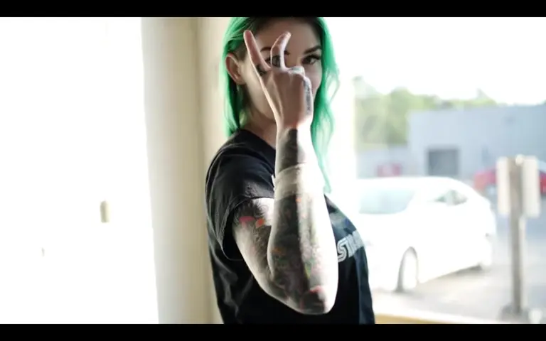 Increíble pero real: la dueña de un Tesla se implantó un chip para acceder a su auto