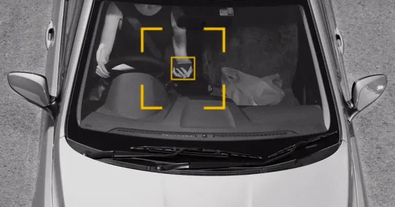 Para evitar accidentes: instalan un sistema de inteligencia artificial que detecta cuando los conductores usan el teléfono al volante