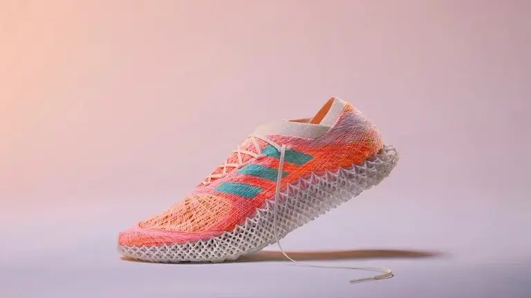 Adidas quiere revolucionar la industria del calzado con una zapatilla "tejida" por un robot
