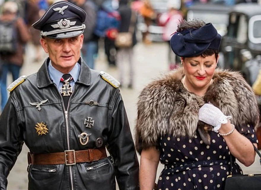 Охранные отряды нсдап. Немецкая женщина офицер сс. Женская форма сс. Девушки в немецкой форме. Эмма штандартенфюрер сс.