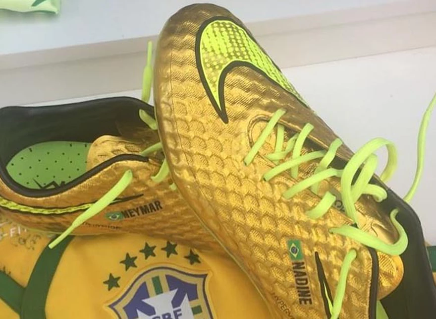 Rebaño Lubricar Tareas del hogar Nike le "pone fichas" a Neymar y lanza una edición limitada de botines  dorados