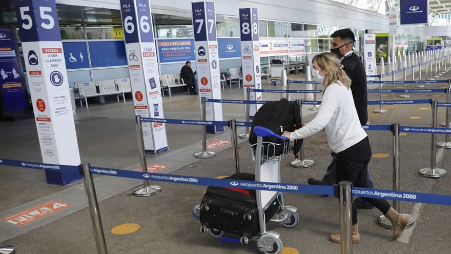 Aerolíneas extranjeras apuntan al Gobierno: &quot;Dejan tiradas en el mundo 1.400 personas por día&quot;