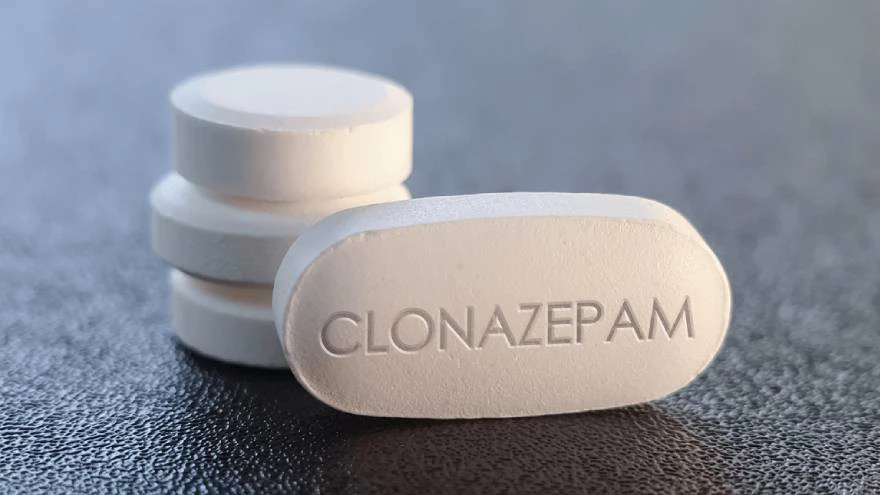 Qué efecto tiene el clonazepam y cuáles son sus efectos adversos