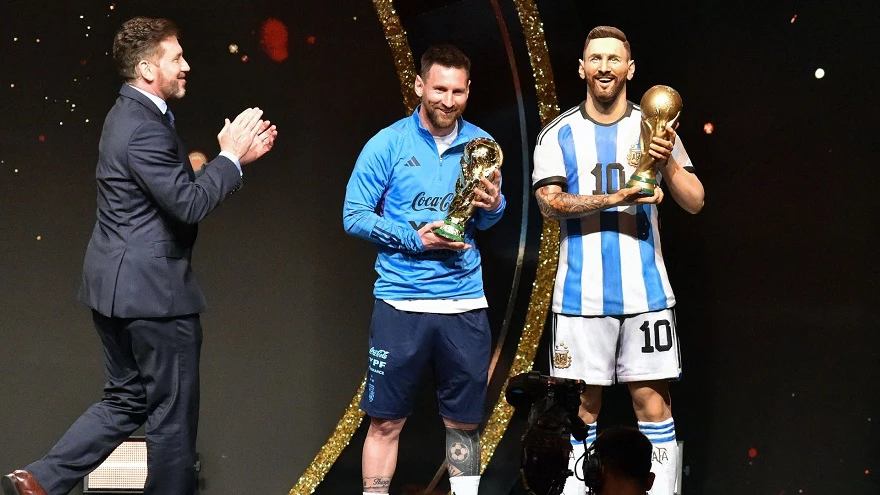 VIDEO | Estatua y Copa del Mundo: la Conmebol distinguió a Messi
