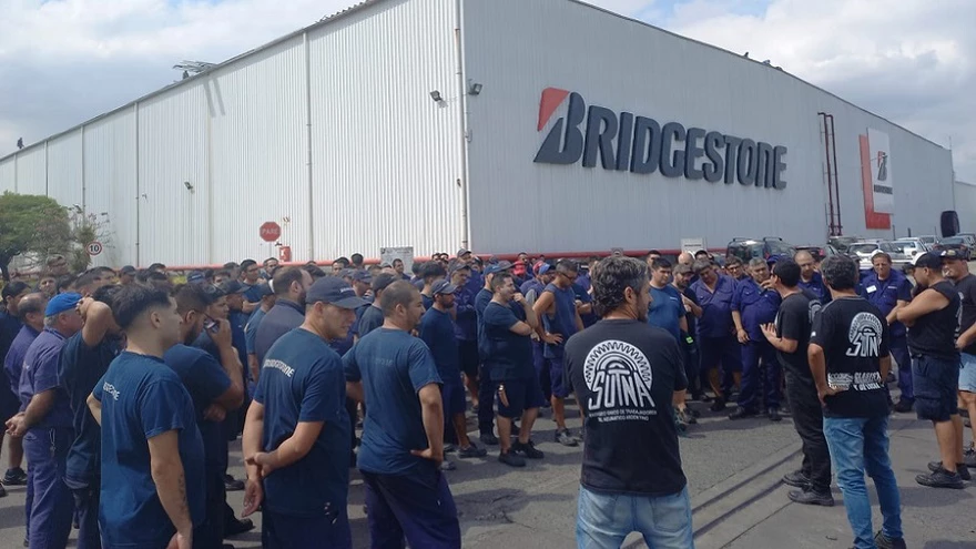 Bridgestone denunció penalmente al líder del gremio del neumático: anuncian masiva marcha