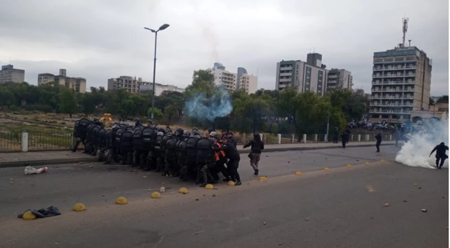 Incidentes en Jujuy: manifestantes atacan la Legislatura y se enfrentan a la Policía por la reforma Constitucional