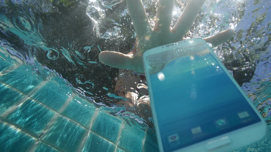 If your cell phone fell into the water, no rice or dryer: what to do?