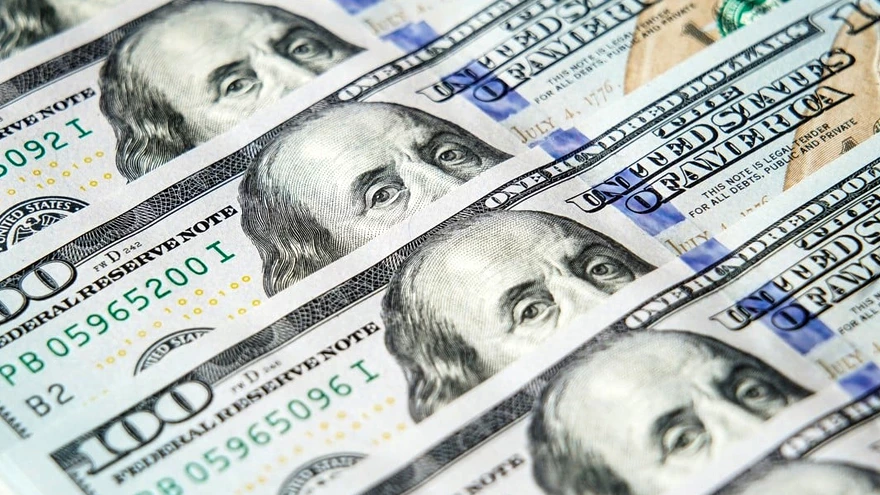 El dólar blue se dispara a un nuevo máximo histórico de $890: por qué expertos advierten que todavía "no tocó techo"