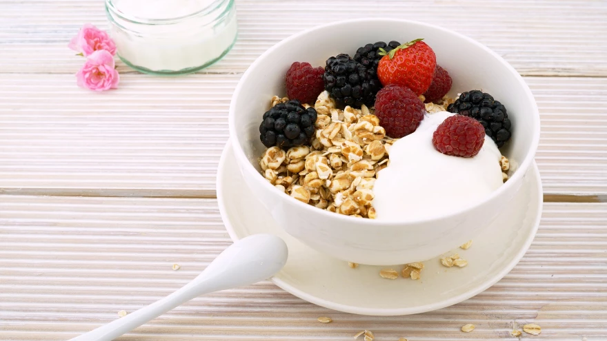El yogurt suele tener grandes cantidades de conservantes y colorantes