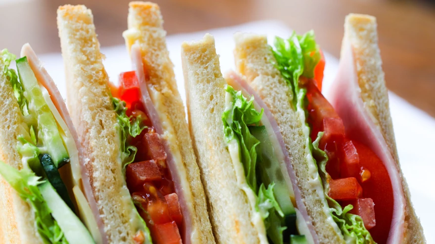 Los sandwiches de pan blanco con fiambre deberían evitarse o reemplazarse por sus versiones más saludables