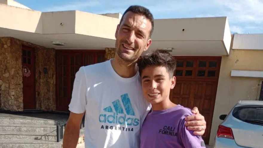 Video | Lionel Scaloni y una visita inesperada: un niño fue a su casa y le dedicó una chacarera