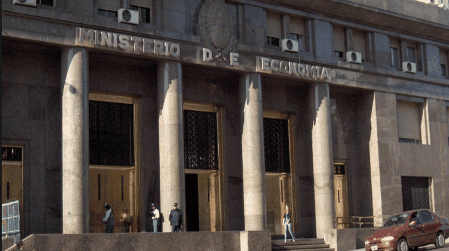 Alto riesgo, suba de tasas y devaluación: lo que nadie dice del "hot sale" de dólares