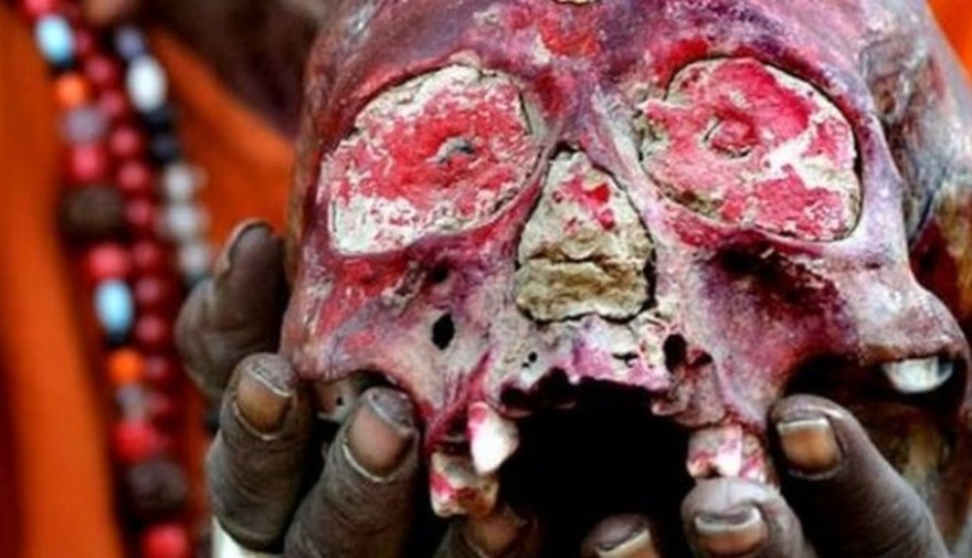 Esta es la secta caníbal de los Aghoris que anda sin ropa y fuma marihuana